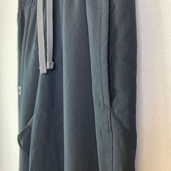 UNDER ARMOUR Track Pant - Picture 3 of 5